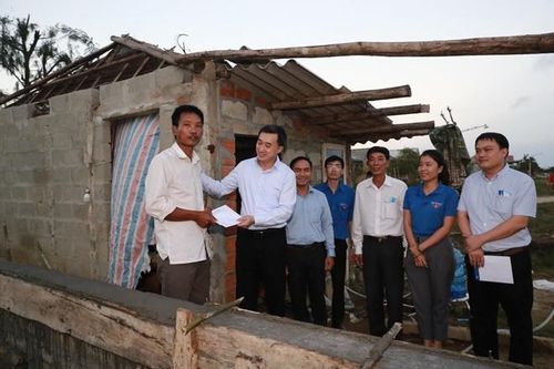 Thứ trưởng Bộ Y tế Trần Văn Thuấn và đoàn công tác thăm, tặng quà người dân bị thiệt hại bởi mưa lũ.