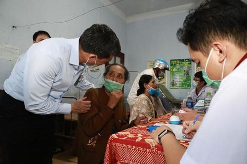 Người dân vùng lũ được khám bệnh, cấp thuốc miễn phí.