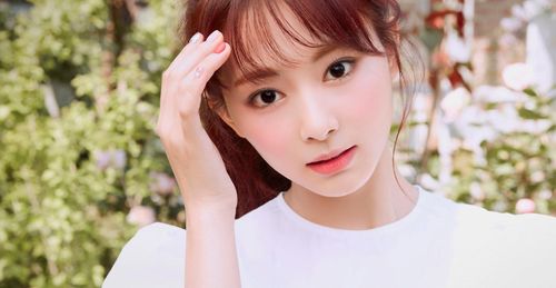  Tzuyu là em út đồng thời cao nhất nhóm TWICE. Giọng ca sinh năm 1999 và cao 1,7 m. Ngay khi ra mắt cùng TWICE, Tzuyu nhanh chóng thu hút sự quan tâm của công chúng. Vẻ đẹp của Tzuyu được đánh giá là hoàn hảo. Cô được xem như một trong những mỹ nhân thế hệ mới của Kpop. 