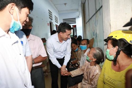 GS, TS Trần Văn Thuấn, Thứ trưởng Bộ Y tế thăm hỏi người dân đến khám tại Trung tâm y tế xã Hương Phong (thị xã Hương Trà, tỉnh Thừa Thiên-Huế)