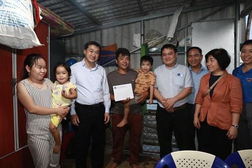 GS, TS Trần Văn Thuấn, Thứ trưởng Bộ Y tế, Chủ tịch Hội Thầy thuốc trẻ Việt Nam tặng quà người dân xã Hương Phong, thị xã Hương Trà (Thừa Thiên Huế)