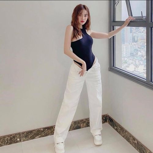Một lần khác, diễn viên Gái già lắm chiêu táo bạo lấy bikini làm áo, khoe trọn body quyến rũ. Vòng eo 54cm thon gọn của Ninh Dương Lan Ngọc cũng được khoe ra triệt để khiến ai nấy đều phải xuýt xoa.