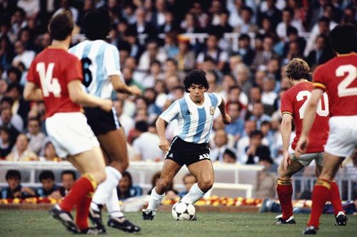  Ở "túc cầu giáo", Maradona là một vị chúa. Ảnh: Getty. 