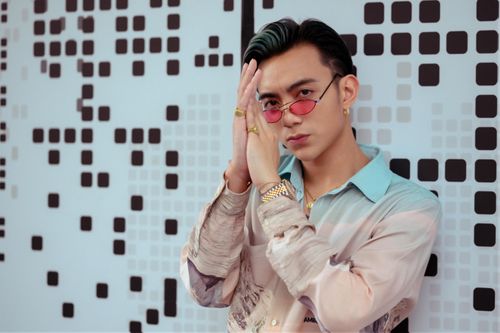  Sau đó, Soobin quyết định dành thời gian để nghỉ ngơi. Anh đi du lịch, gặp gỡ bạn bè, chơi bóng rổ... để lấy lại cảm hứng trong âm nhạc. Cũng vì cú sốc Nếu ngày ấy, Soobin quyết định không hát ballad trong lần trở lại này. Thay vào đó, anh thể hiện âm nhạc pha hip hop hiện đại, trẻ trung cùng hình tượng "dân chơi". 