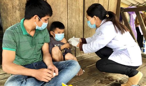 Ngành Y tế H. Ba Tơ (Quảng Ngãi) đến tại thôn Vẩy Ốc, xã Ba Khâm để tiêm vaccine phòng bệnh bạch hầu cho các em học sinh.