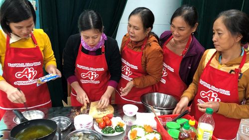 Các học viên hào hứng thực hành theo công thức của đầu bếp