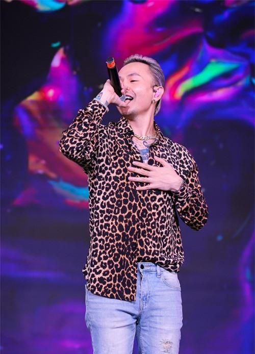 Liveshow 'Music Home' được thu hình trực tiếp tại phim trường tại 165 Xã Đàn, phát trên ứng dụng Foxy của Truyền hình FPT, với khách mời Binz và giới thiệu ba gương mặt mới gồm Tlinh, Yuno, Gonzo.