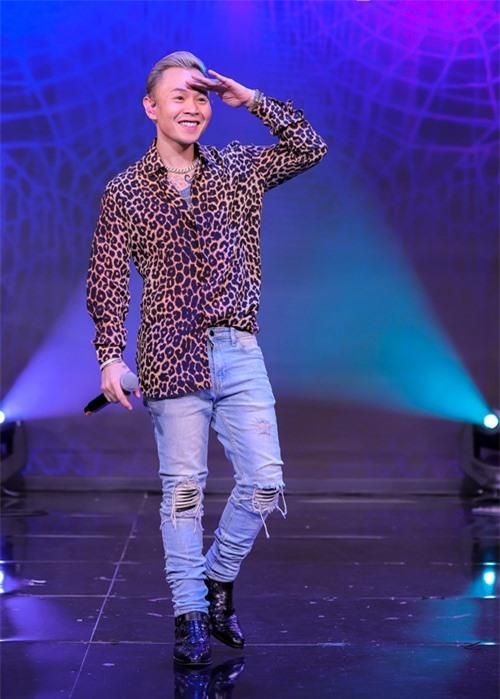 Sự xuất hiện của Binz mang màu sắc mới cho 'Music Home' - chương trình âm nhạc được coi là chính thống với dàn nghệ sĩ tham gia trước đó toàn danh ca như Thanh Lam, Tùng Dương, Mỹ Linh hay các ca sĩ trẻ nổi tiếng như Hoàng Thùy Linh, Lân Nhã...