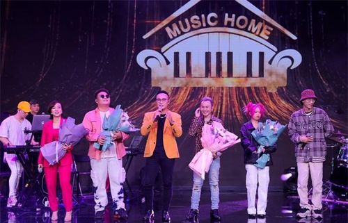 'Music Home' do Truyền hình FPT sản xuất mang tham vọng tiên phong mô hình nhà hát trực tuyến, đưa âm nhạc chất lượng cao đến phòng khách của khán giả vào tối thứ sáu cuối cùng của tháng. Chương trình do nhạc sĩ Huy Tuấn làm đạo diễn âm nhạc, các thành viên nhóm nhạc Anh Em tham gia sản xuất, dàn dựng và chơi live trên sân khấu để giúp nghệ sĩ khách mời thăng hoa hơn trong mỗi phần biểu diễn.