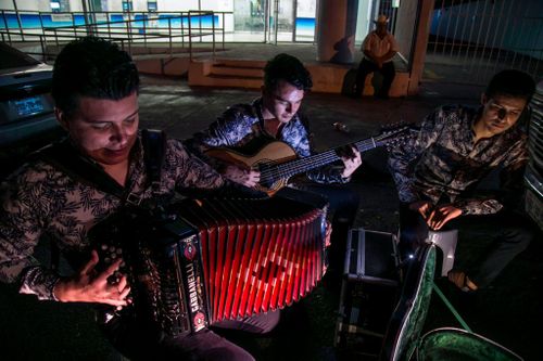  Các nhạc công chơi nhạc ballad mang đậm bản sắc Mexico. Ảnh: New York Times. 