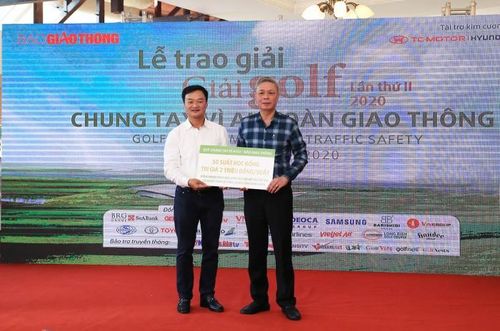 Ông Nguyễn Bá Kiên trao 50 suất học bổng hỗ trợ trẻ em có thân nhân bị tai nạn giao thông cho Ban ATGT TP Hà Nội