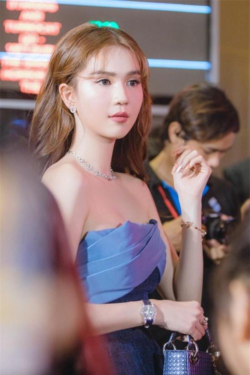 Túi Dior dáng mini đồng điệu với đồng hồ hiệu được Ngọc Trinh phối ton - sur - ton với kiểu đầm tạo khối bắt mắt.