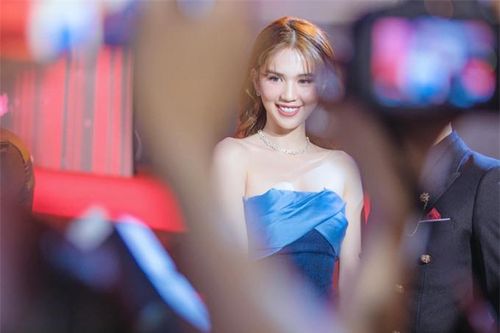 Váy quây ngực phối hợp tông xanh giúp 'nữ hoàng nội y' tôn làn da sáng và khoe vai gầy mảnh mai.