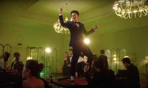 Những hình ảnh trong MV "BlackJack" đều được đầu tư hoành tráng và mang đậm màu sắc playboy.