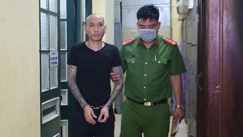Được biết, HĐXX trong vụ án này gồm 3 người (1 thẩm phán, 2 hội thẩm nhân dân), do thẩm phán Trần Duy Hưng làm chủ tọa phiên tòa. Một kiểm sát viên của VKSND huyện Đan Phượng tham gia thực hành quyền công tố trước Tòa.