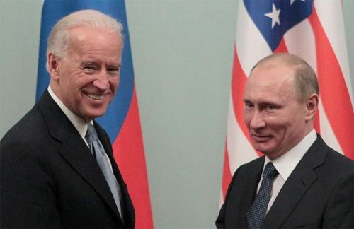 Hai ông Joe Biden và Vladimir Putin gặp nhau ở Moscow hồi tháng 3/2011. Ảnh: Reuters