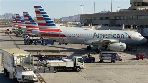 Máy bay của hãng hàng không American Airlines đỗ tại sân bay quốc tế Phoenix, Mỹ (Ảnh: AFP/TTXVN)