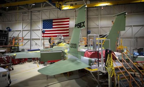 Một máy bay F-15EX trong quá trình lắp ráp tại cơ sở của Boeing.