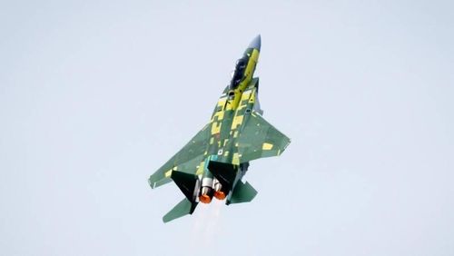 Nguyên mẫu máy bay F-15QA thực hiện chuyến bay thử nghiệm đầu tiên.