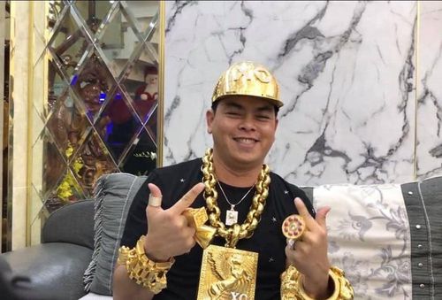 Trước khi bị bắt, Phúc XO từng làm "dậy sóng" trên mạng xã hội khi anh ta đeo một số trang sức trên người bằng vàng nặng đến 13 kg và đi xe dát vàng. Tuy nhiên, quá trình cơ quan chức năng điều tra, Phúc XO khai toàn bộ số vàng đeo trên người là giả.