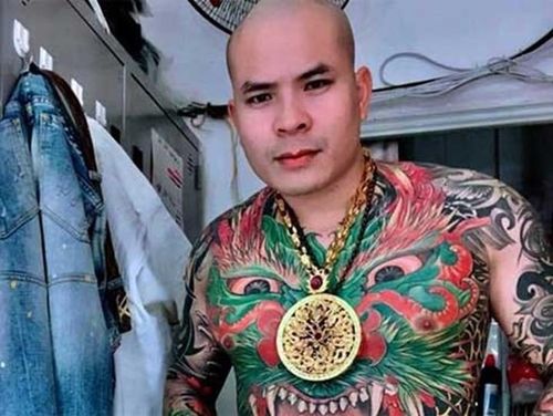 Quang Rambo bị bắt giữ vì cùng đồng bọn chửi bới, thậm chí đe dọa dùng súng bắn đối với một Giám đốc công ty ở Hà Đông. Ngoài ra, nhóm đối tượng này còn đuổi nhân viên công ty, theo dõi gia đình Giám đốc công ty, chụp ảnh vợ con họ, buộc nạn nhân phải trả số tiền 200 triệu đồng để các đối tượng chia nhau.