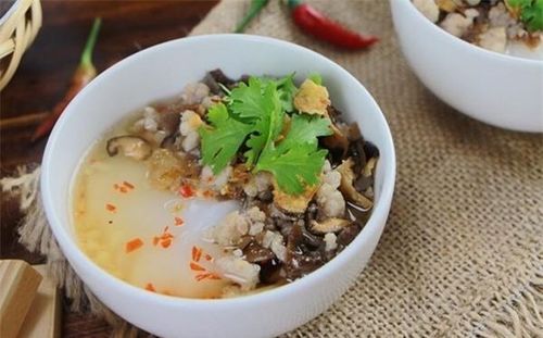 Bánh đúc nóng sánh dẻo thơm ngon nổi tiếng Hà Nội (Ảnh minh họa)