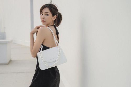 Chia sẻ về hành trình thay đổi ngoại hình, Min tiết lộ cô từng nặng 60 kg và tự ti về bản thân. Nữ ca sĩ còn bị rạn da khắp cơ thể, khiến cô không dám mặc đồ bơi, trang phục "khoe da thịt". Min tiết lộ răng cô hơi hô nên không dám cười tươi. Để sửa chữa khuyết điểm, chủ nhân hit Ghen đã niềng răng được khoảng 2 năm. 