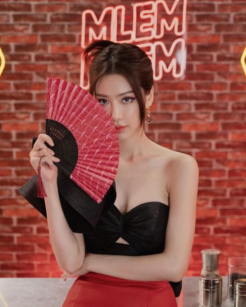 Ở tuổi 32, nữ ca sĩ cũng dần rũ bỏ hình ảnh nữ tính, kín đáo và chuyển sang theo đuổi phong cách quyến rũ, trưởng thành. Khi xuất hiện trong các sản phẩm âm nhạc hay dự án hình ảnh, Min thường dùng son môi đậm, kẻ mắt sắc sảo, tạo vẻ ngoài quyến rũ. Cô lựa chọn trang phục ôm sát, cắt xẻ táo bạo. 