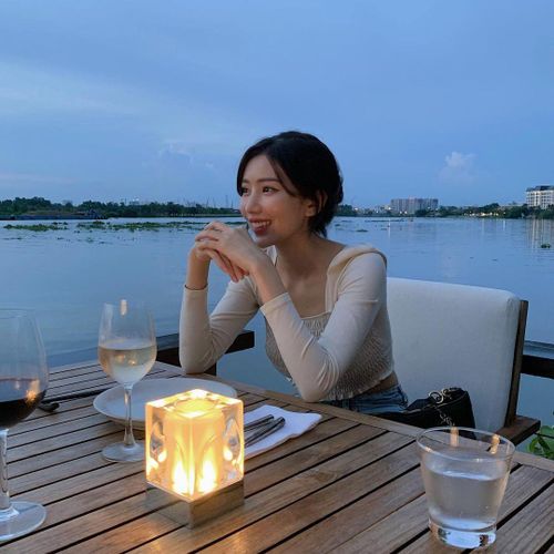 Trái ngược với phong cách trưởng thành, sắc sảo trên sân khấu, Min duy trì phong cách giản dị nhưng cá tính, trẻ trung ở ngoài đời. 