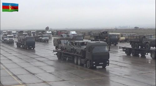 Điểm đặc biệt của cuộc duyệt binh lần này đó chính là Azerbaijan đã cho duyệt cả hàng loạt khí tài hạng nặng của Armenia bị tịch thu trên chiến trường. Đây là một đòn đánh tâm lý vô cùng nặng nề cho thấy đối thủ đã thất bại một cách thảm hại thế nào khi mất hàng loạt khí tài vào tay đối phương. Ảnh: Hàng loạt xe vận tải của Armenia như Zil -131, Kamaz, xe UAZ,.. của Armenia trong cuộc duyệt binh