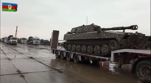 Pháo tự hành 2S1 Gvozdika cỡ nòng 122mm của pháo binh Armenia bị Azerbaijan tịch thu nguyên vẹn xuất hiện trong cuộc duyệt binh. Pháo tự hành với đặc điểm là tầm bắn xa và độ cơ động tốt trên chiến trường, thường sẽ ở sau lưng đội hình phòng ngự của quân ta trên chiến trường để bắn chi viện hỏa lực tuy nhiên lại bị bắt sống chứng tỏ rằng quân Armenia đã tháo chạy quá nhanh chóng khiến cho phải bỏ lại cả khí tài. Ảnh: Pháo tự hành 2S1 của Armenia duyệt đội hình