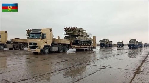 Ảnh: Các tổ hợp phòng không Buk - M2 của Azerbaijan trong cuộc duyệt binh. Dù cho lực lượng không quân của Armenia có quy mô quá nhỏ bé, tuy nhiên Azerbaijan vẫn sở hữu nhiều hệ thống phòng không hiện đại như S-300PMU2, Buk - M2 có khả năng chế áp và bảo vệ không phận cực kỳ tốt, khiến cho dù Armenia triển khai 4 chiếc Su-30SM vào trận nhưng cũng không dám quá quyết liệt do lo ngại phòng không đối phương