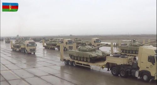 Sau khi chiếm thành công thủ phủ quan trọng Shusha của vùng Karabakh, Armenia đã chấp nhận nhượng bộ và ký kết đình chiến với Azerbaijan do Nga làm trung gian, lực lượng gìn giữ hòa bình Nga được triển khai đến khu vực để giải quyết các tình hình tồn tại và giám sát lệnh ngừng bắn. Đây cũng chính là một sự thất bại khi trước đó Armenia đã vô cùng cứng rắn trong các yêu sách dẫn đến các cuộc đàm phán liên tục đổ bể giữa hai bên. Ảnh: Xe tăng T-72 Aslan và T-90S của Azerbaijan - hai loại xe tăng chủ lực trên chiến trường của họ 