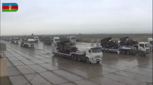 Hàng loạt tổ hợp vũ khí hạng nặng của Armenia xuất hiện như các tổ hợp pháo phản lực BM-21 Grad, xe thiết giáp chở quân BMP1/2, các xe tăng T-72A, T-72B,… của Armenia được trưng bày ra với số lượng lớn cho thấy rằng Armenia đã có một thất bại toàn diện. Ảnh: Xe vận tải chở hàng loạt vũ khí bị tịch thu của Armenia
