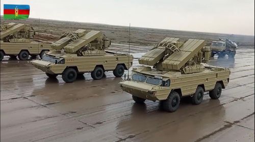 Ảnh: Các hệ thống phòng không tầm thấp Osa của Azerbaijan. Qua cuộc chiến này, các tổ hợp Osa của Armenia bị chỉ trích vô cùng nặng nề khi cho thấy sự vô dụng trên chiến trường, không thể phát hiện và bắn hạ các loại UAV của Azerbaijan thậm chí là còn bị UAV tiêu diệt. Có thể thấy trên thân tổ hợp Osa có gắn các sao đỏ, đây chính là chiến công số mục tiêu mà các tổ hợp này hạ được của đối phương. 