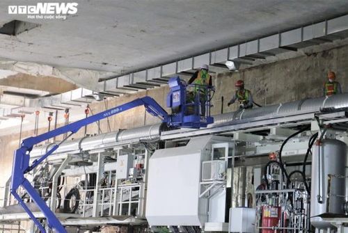 Các bộ phân chính của máy khoan TBM gồm: Đầu cắt, khiên trước, khiên giữa, khiên đuôi, dẫn động chính, vít tải, hệ lắp dựng vỏ hầm, buồng điều áp và các hệ phụ trợ khác.