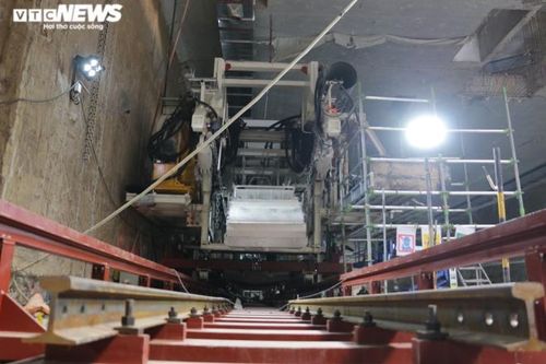 Sau khi cập cảng Hải Phòng vào tháng 10/2020, những bộ phận của chiếc máy đào hầm TBM đầu tiên của tuyến đường sắt đô thị số 3, đoạn Nhổn – Ga Hà Nội tiếp tục được vận chuyển tới công trường ga ngầm S9 – Kim Mã trong tháng 11 và lắp ghép từng phần trong tháng 12.