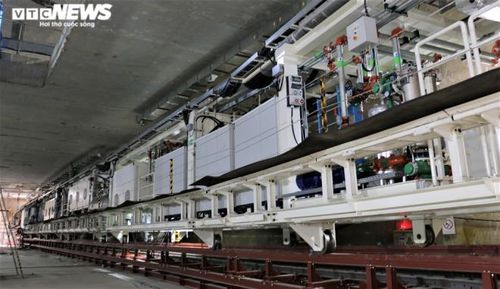 Chiếc máy khoan này có chiều dài khoảng 90m, bao gồm hệ khiên đào và giàn phụ trợ. Đường kính đầu cắt khoảng 6.58m. Máy khoan nặng khoảng 850 tấn sẽ được đặt tại độ sâu từ 21-22m để khoan đoạn đường hầm dài 4,5km, rộng 6,3m với tốc độ khoan trung bình 10 – 12m/ngày và tối đa có thể đạt 18m/ngày.