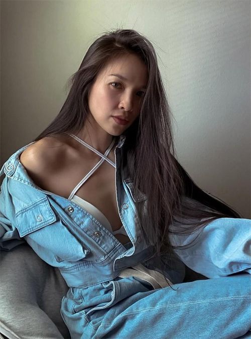 Nữ ca sĩ Hiền Thục vừa tung bộ ảnh khoe vòng 1 rất gợi cảm. Không sở hữu đôi gò bồng đảo khủng nhưng nữ ca sĩ sinh năm 1981 rất tự tin trong từng shoot ảnh.