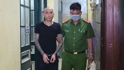 Lý giải nguyên nhân hủy phiên tòa, vị lãnh đạo trên cho biết, ngay sau khi nhận quyết định đưa vụ án ra xét xử, gia đình “hot girl” Đào Chile đã rút đơn, nên theo quy định, vụ án bị đình chỉ và phiên tòa cũng không được diễn ra. Đồng nghĩa với đó, Phú Lê và đàn em cũng được trả tự do ngay sau khi có quyết định đình chỉ vụ án. 