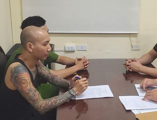 Nói về việc rút đơn tố giác, chị Trần Thị Đào (tức "hot girl" Đào Chile, 30 tuổi, trú cụm 9, xã Hồng Hà, huyện Đan Phượng) cho biết, do bố của Phú Lê đang lâm bệnh nặng, vì tình cảm, gia đình chị rút đơn để Phú Lê có thể phụng dưỡng bố. Bên cạnh đó, gia đình Phú Lê cũng đã bồi thường, khắc phục hậu quả cho các bị hại. 