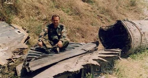 Năm 1999, Heinlein thuộc phi đội "Hiệp sĩ bay", triển khai tại căn cứ không quân Spandalem ở miền Tây nước Đức, để tham gia cuộc chiến của NATO vào Nam Tư. Sau khi cất cánh, những chiếc F-117 thực hiện tiếp dầu trên không phận Hungary. Sau khi thực hiện nhiệm vụ ném bom, máy bay tiếp tục nhận tiếp dầu trên không; toàn bộ chuyến bay mất khoảng 6 giờ.