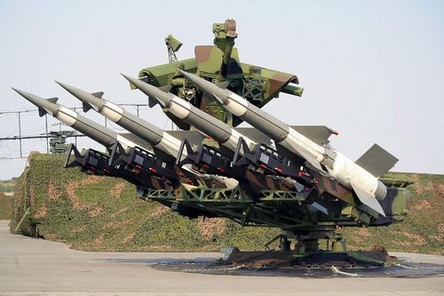 Trong một đêm thực hiện nhiệm vụ, khi Heinlein và đồng đội của mình đã gặp phải sự cố kỹ thuật. Vào ngày 30/4/1999, lực lượng phòng không Nam Tư, dưới sự chỉ huy của Đại tá Dani Zoltan, sử dụng tên lửa S-125 cũ do Liên Xô sản xuất (NATO gọi là SA-3 GOA), đã bắn rơi một máy bay F-117 mang số hiệu 82-806. Đây là lần đầu tiên máy bay tàng hình F-117 bị bắn hạ (dù sau này không được Mỹ công nhận).