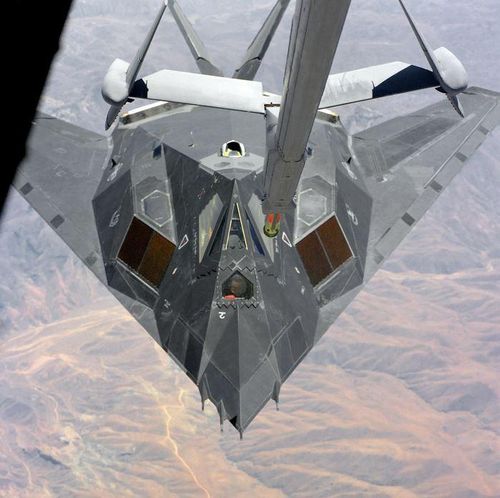 Sau khi tiếp dầu xong, Heinlein qua bộ đàm và thuyết phục máy bay tiếp dầu KC-135 ở lại vùng trời này, chờ chiếc F-117 của đồng đội quay trở lại. Cuối cùng, phi công tiếp nhiên liệu đã tìm thấy một chiếc F-117 đang tiến đến trong bóng tối, nhưng không có đèn hành trình.