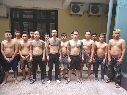 Phú Lê cùng các đàn em tại thời điểm bị lực lượng chức năng triệu tập (Ảnh: TL)