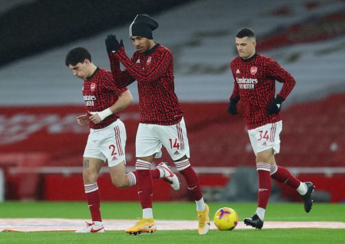 Trước Burnley, HLV Mikel Arteta thực hiện tới 10 sự thay đổi trong đội hình xuất phát của Arsenal so với trận gặp Dundalk tại Europa League hôm 11/12. Ông chỉ giữ lại tiền vệ Mohamed Elneny, trong khi những trụ cột như Pierre-Emerick Aubameyang (giữa), Alexandre Lacazette và Bukayo Saka trở lại. "Pháo thủ" hướng đến một chiến thắng để cải thiện vị trí thứ 15 trên bảng xếp hạng.
