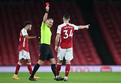 Tình huống quay chậm cho thấy Ashley Westwood của Burnley đã đẩy ngã Xhaka khi cố can ngăn cầu thủ này xô xát với đồng đội McNeil. Hành động đó khiến tiền vệ người Thụy Sĩ không thể giữ được cái đầu lạnh. Sau khi tham khảo VAR, trọng tài quyết định rút thẻ đỏ khiến Arsenal phải chơi với 10 người trong gần 40 phút còn lại.