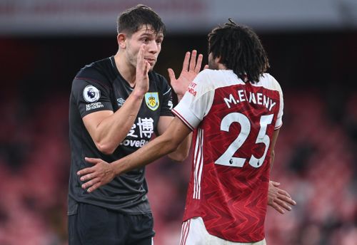 Phút 72, Elneny phạm lỗi với cầu thủ Burnley trong vùng cấm Arsenal. Tiền vệ người Ai Cập chỉ phải nhận thẻ vàng. Trọng tài cũng không cho đội khách hưởng 11 m sau khi tham khảo VAR. Burnley chỉ được thực hiện tình huống phạt góc sau đó.