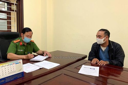 Đối tượng Nguyễn Minh Thành (bên phải) tại cơ quan Công an