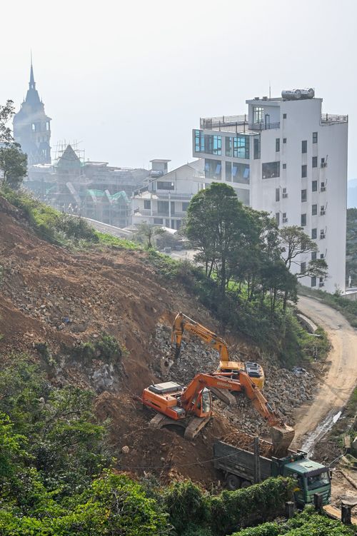  Một trong những "đặc sản" khiến khách ngán ngẩm là bụi và tiếng ồn từ những công trường xẻ núi, xây khách sạn. Zing ghi nhận Tam Đảo những ngày đầu mùa đông với tiết trời nắng hanh đặc trưng, mặt đường tại đây là hỗn hợp của gió, bụi từ các công trình và rác thải, tạo thành một thứ không khí khiến bất kỳ ai chứng kiến cũng phải cau mày. 